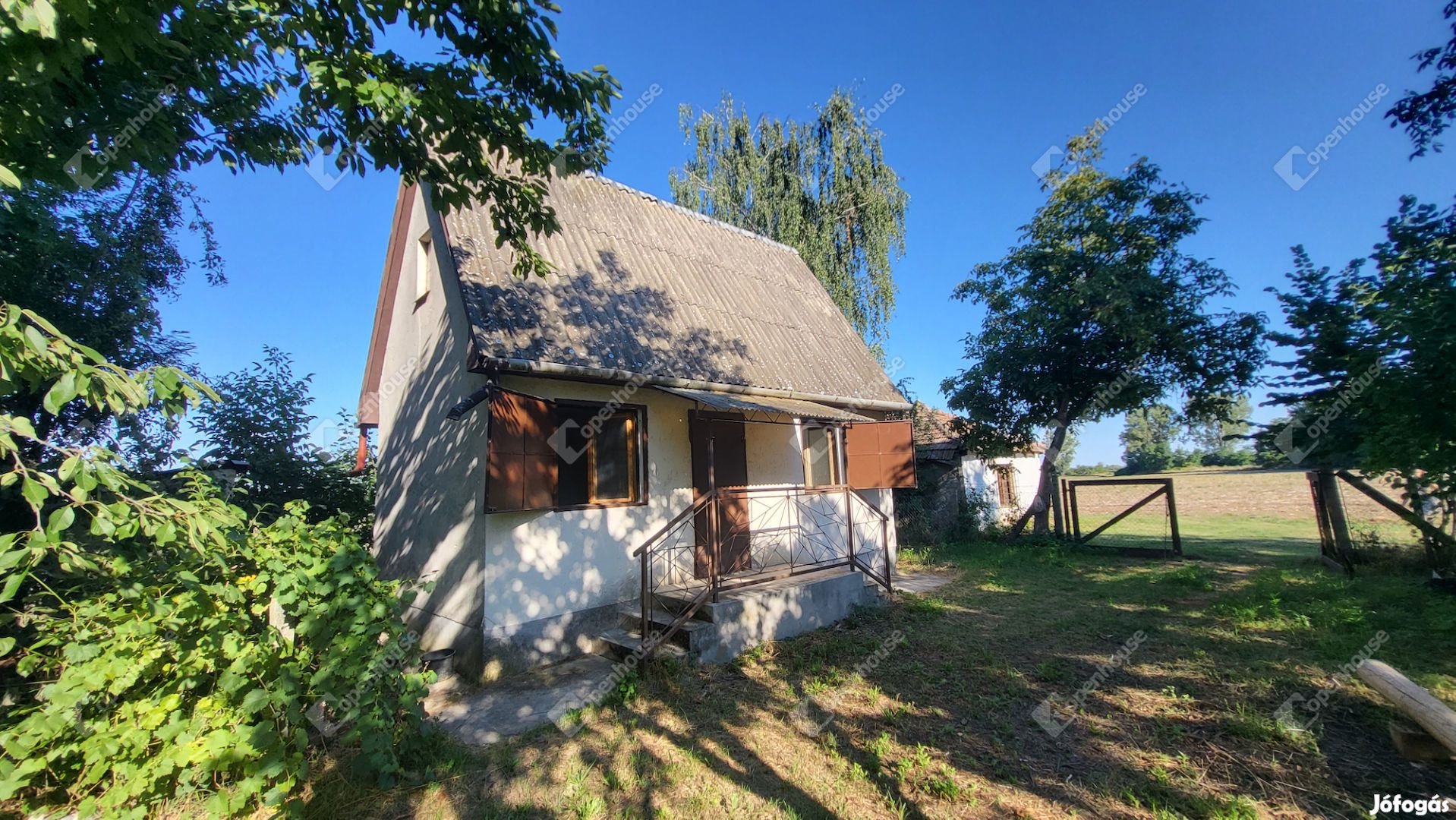 Tiszalúcon 1238 m2-es vízparti telek 40m2 hétvégi házzal eladó!