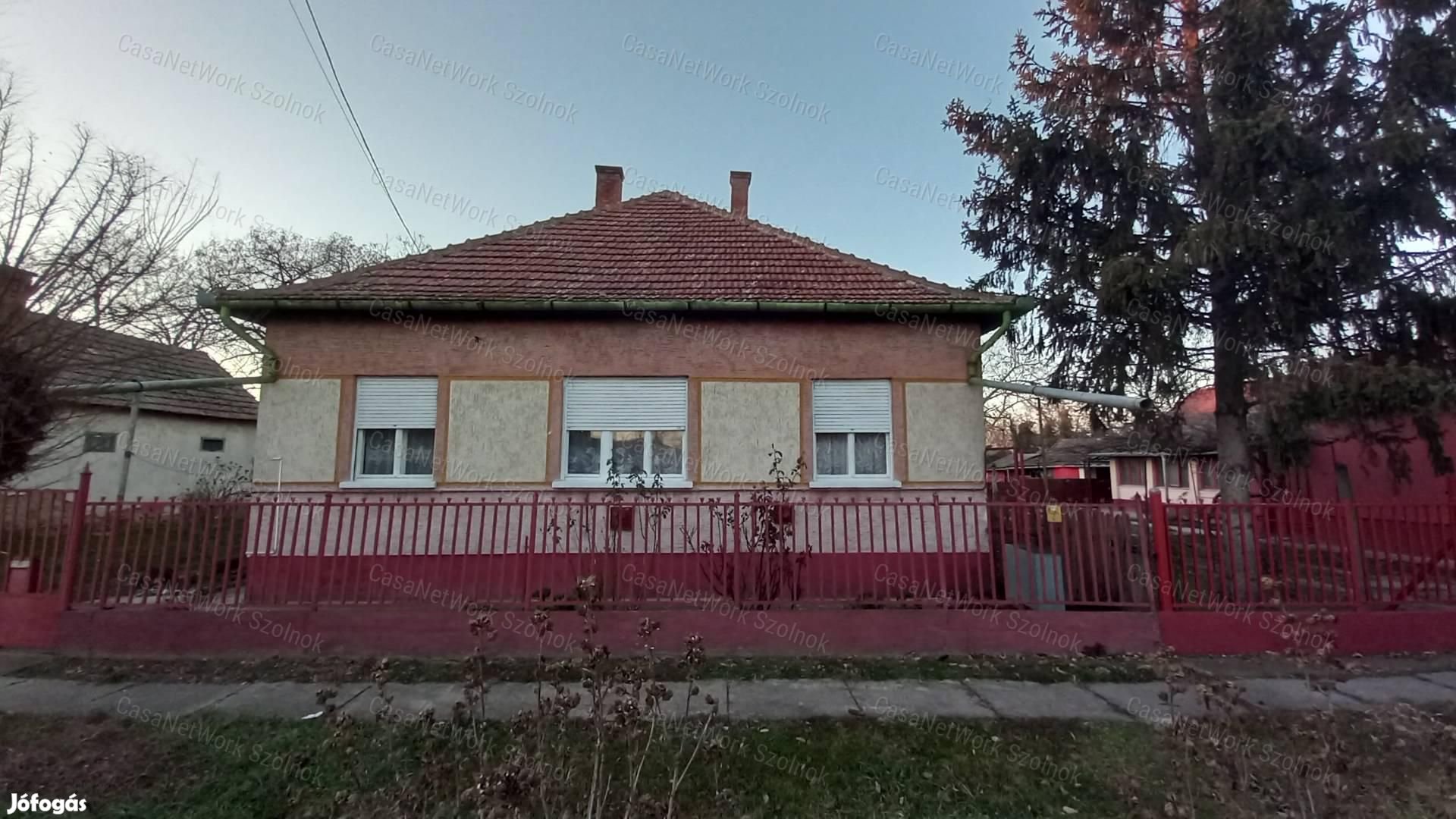 Tiszapüspökiben eladó egy 81 nm-es, 3 szobás családi ház