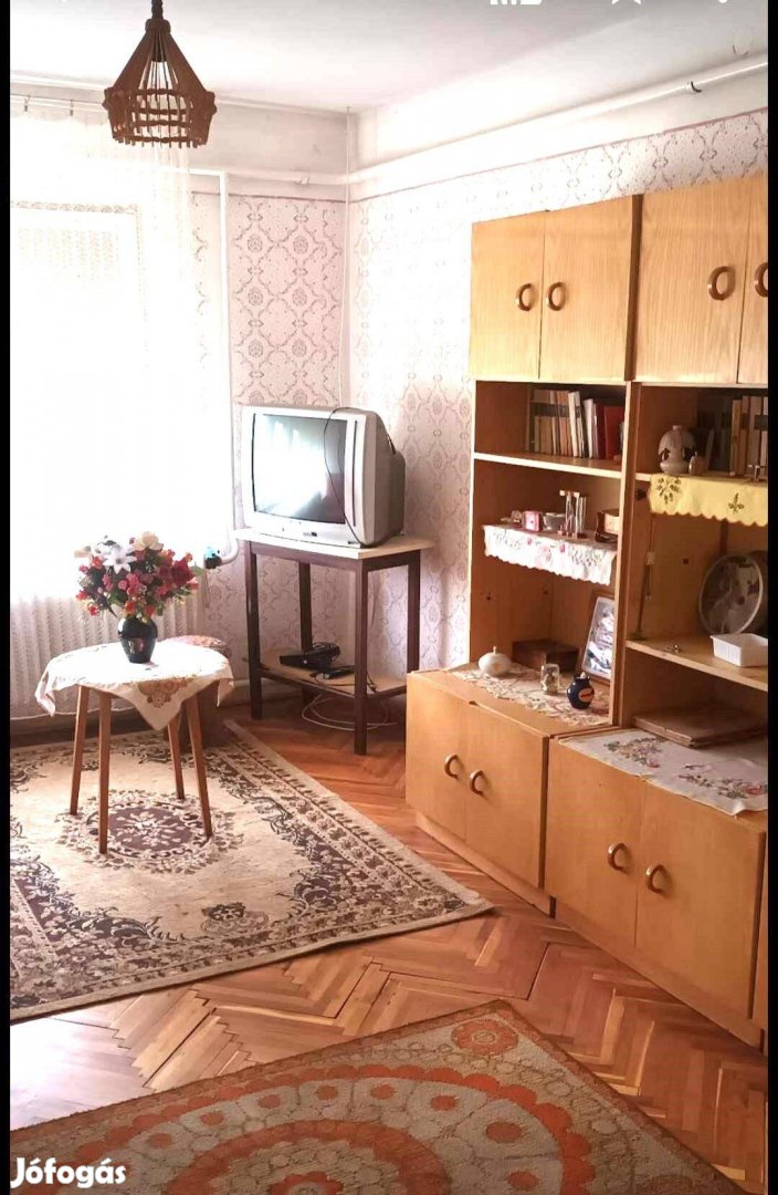 Tiszavasvári Fő utcájában eladó egy 110 m2-es családi ház!