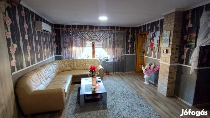 Tiszavasvári belvárosában eladó, egy 90m2-es, 2szoba+nappalis, +
