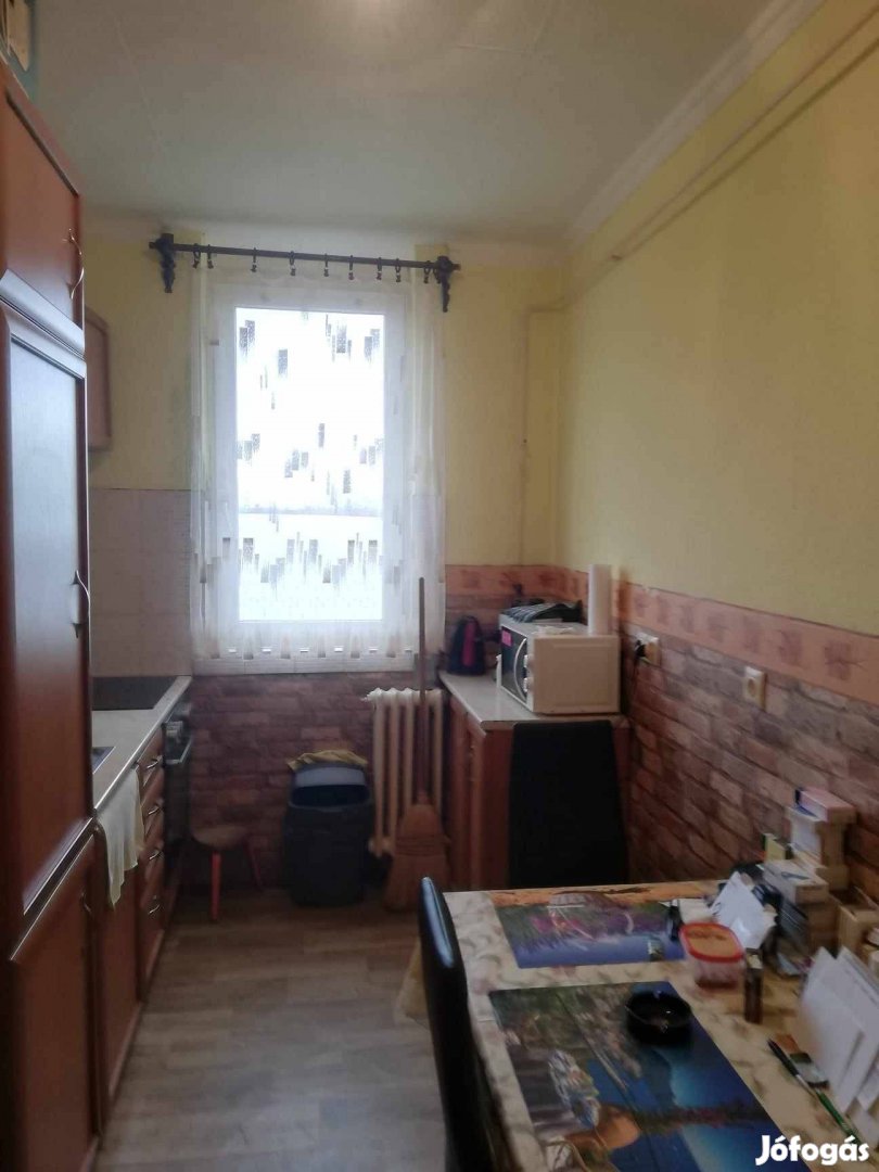 Tiszavasváriban 2 szobás, erkélyes lakás eladó