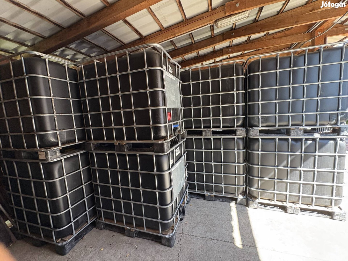 Tiszta mosott 1000 literes fekete IBC tartály