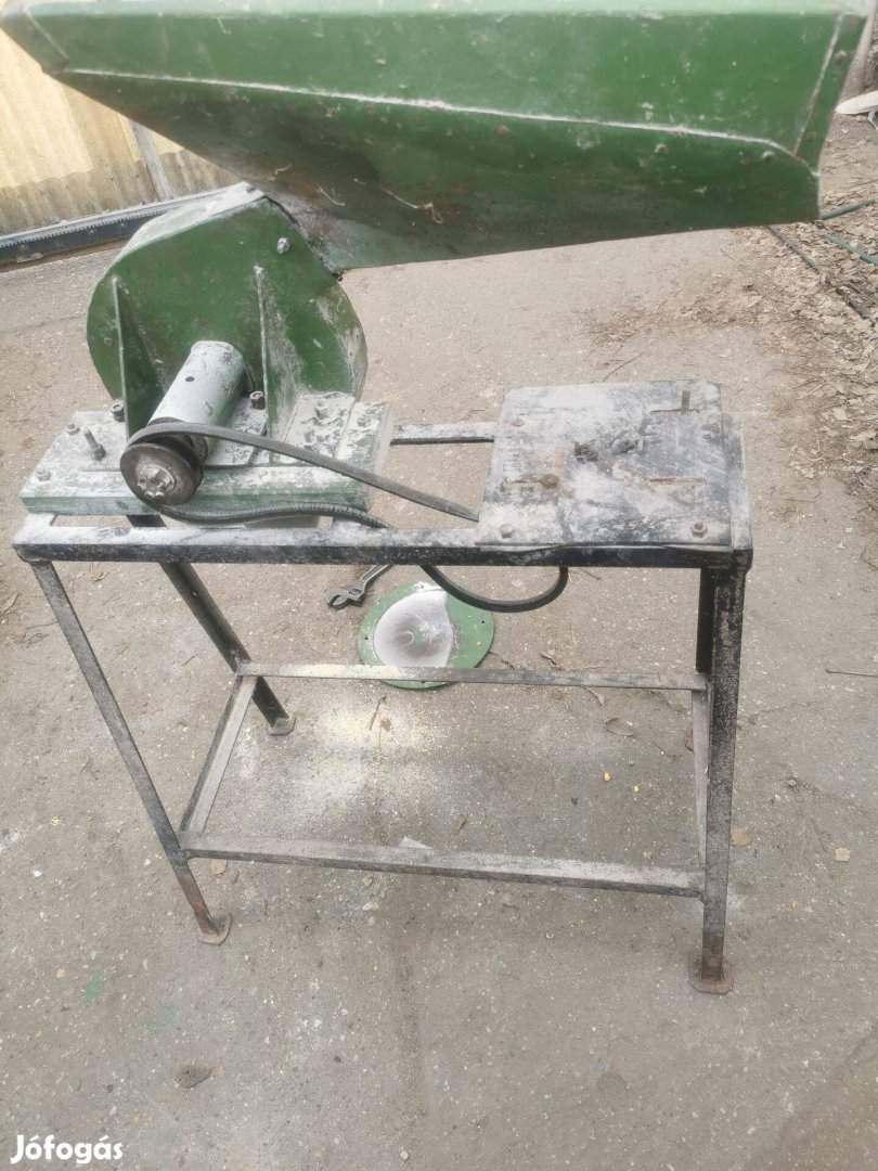 Tizennyolc kalapácsos , halk járású ,termény daráló, motor nélkűl