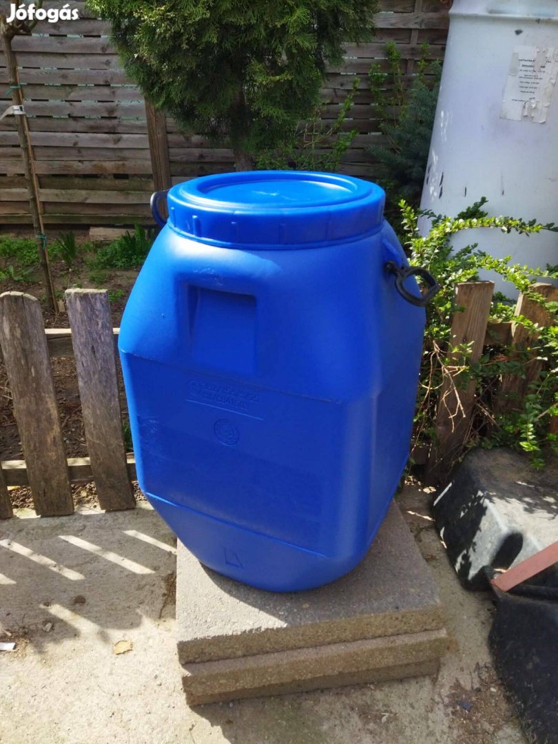 Több db 50 literes erős műanyag hordó tápos terményes