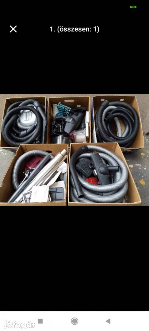 Több doboz különféle porszívó alkatrész egyben