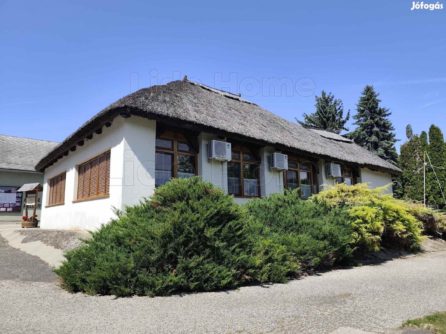Több épületből álló családi birtok Balatonalmádiban!