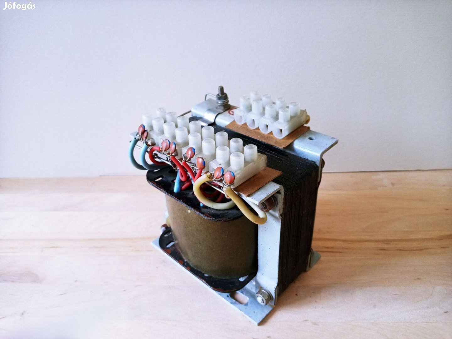 Több kivezetéses trafó törpefeszültségű transzformátor