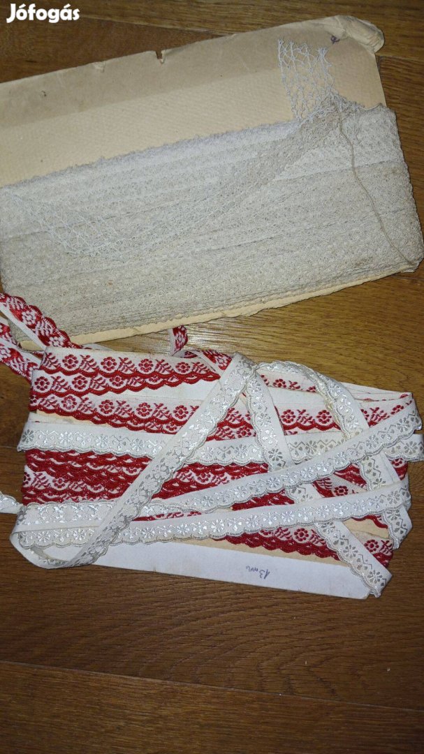 Több méter csipke és hímzett szegő varrási kellék
