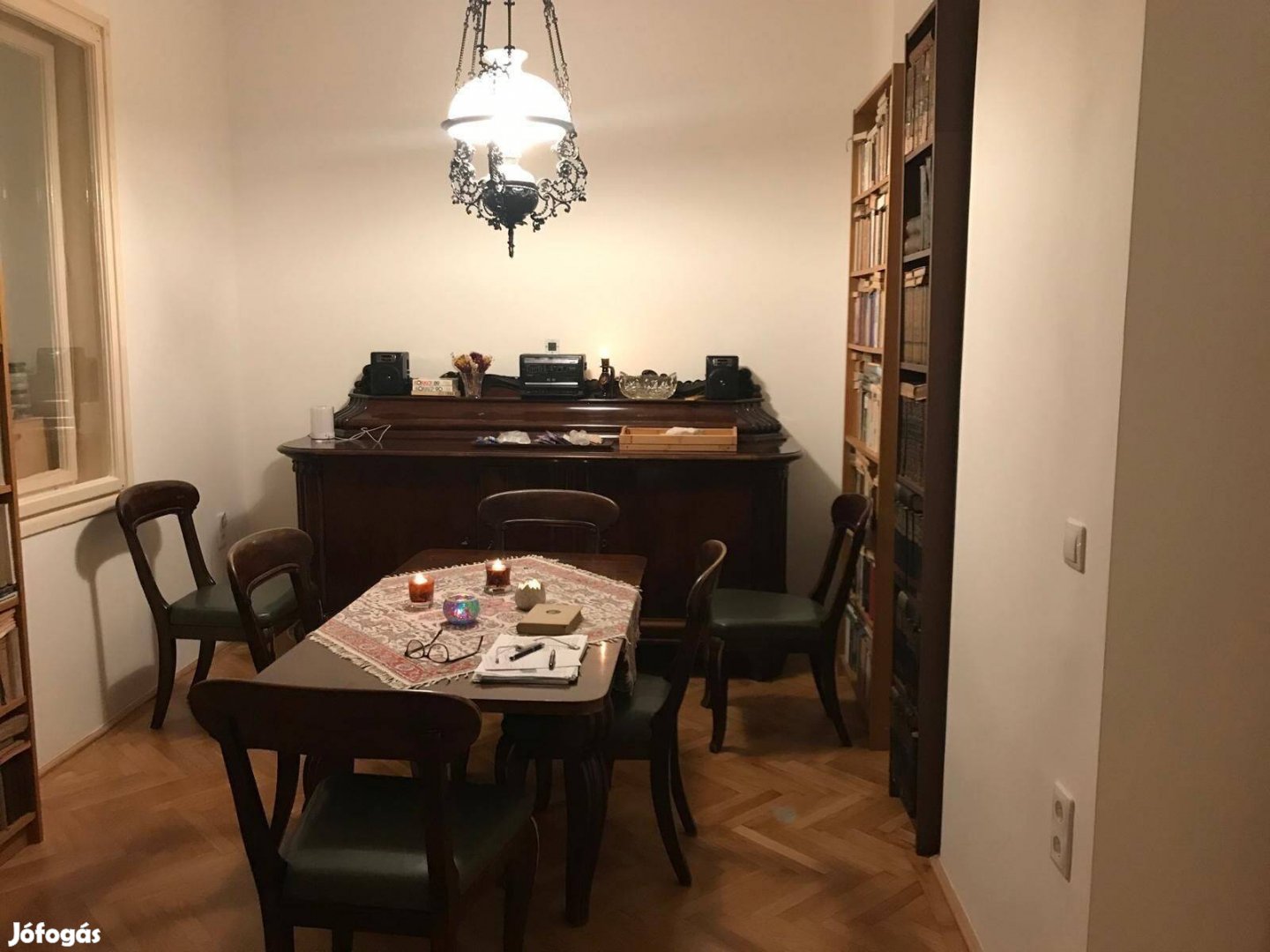 Több mint 100 éves antik tálalószekrény Kiváló állapotban