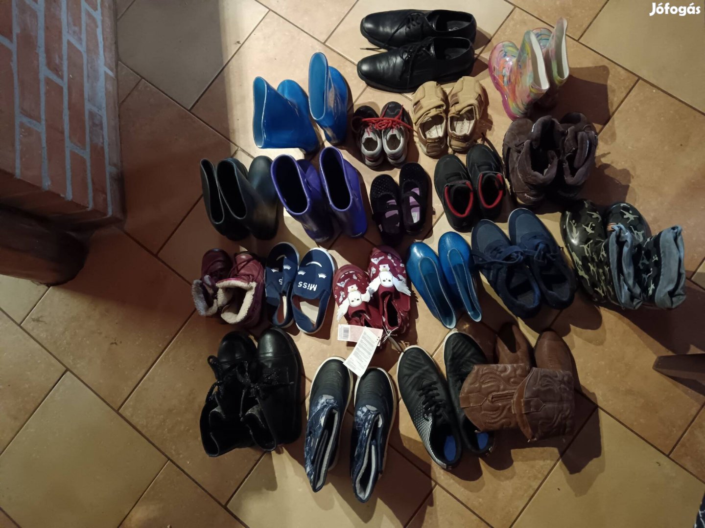 Több mint 20 pár cipő 