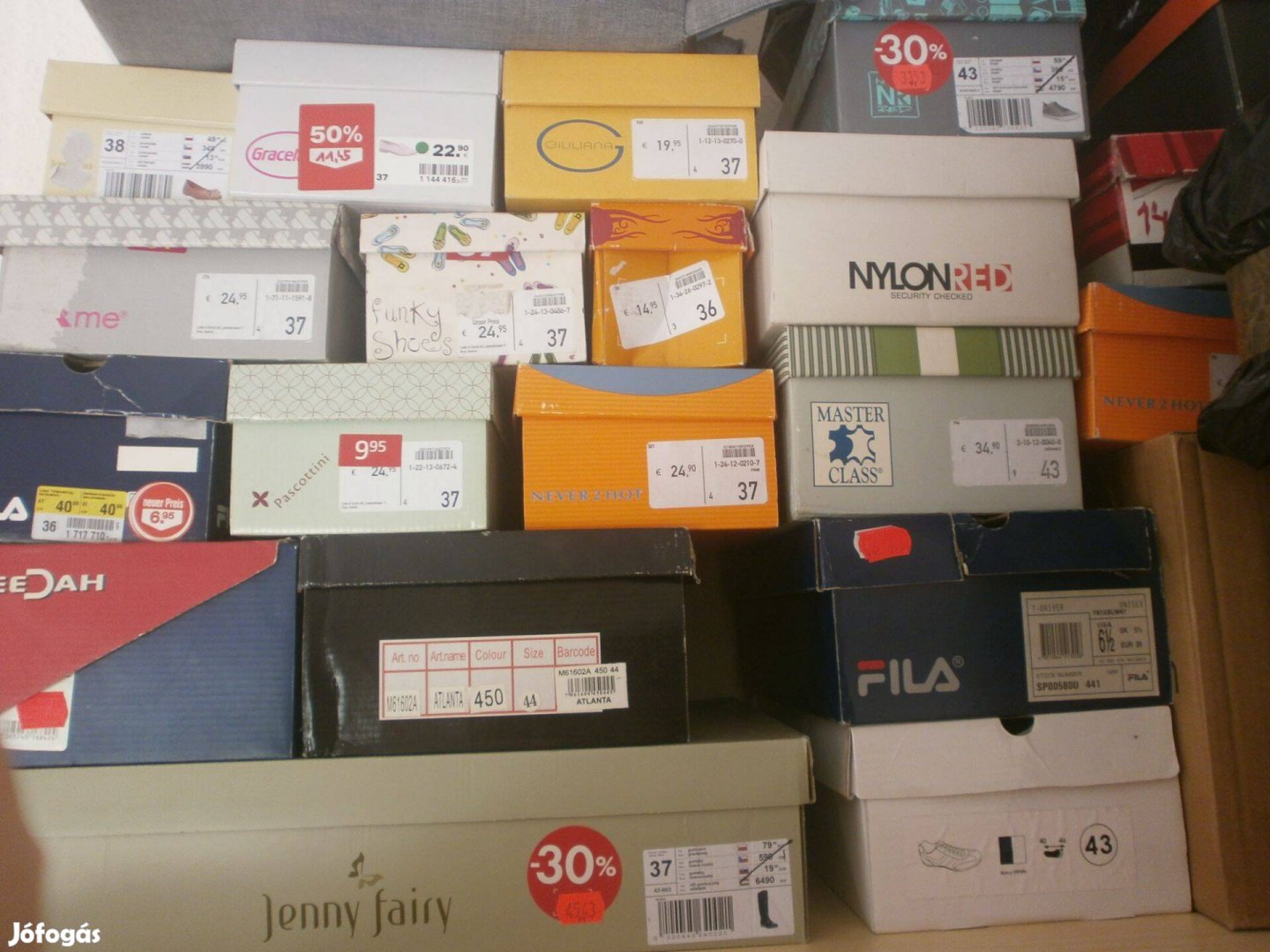 Több pár Új-Alig Használt cipők dobozában!