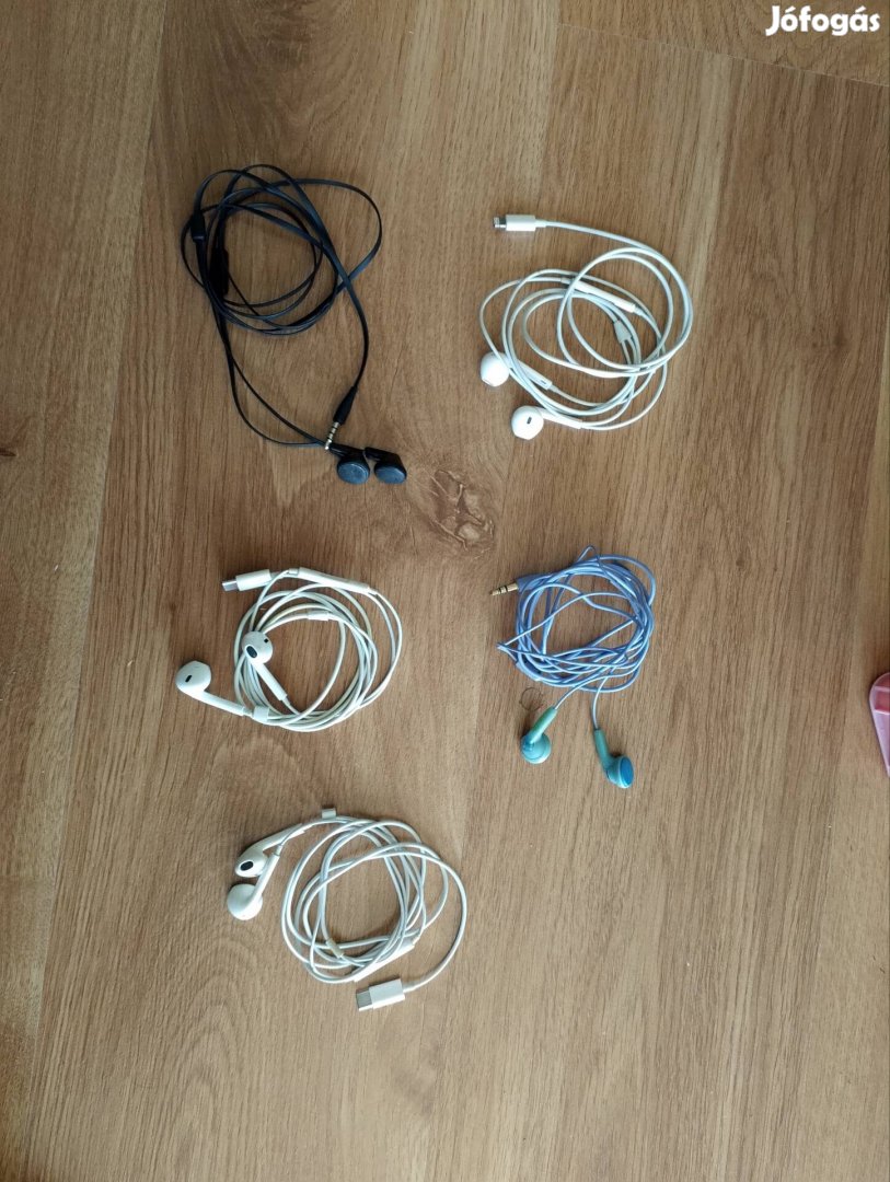 Többfajta vezetekes fülhalgatós headset