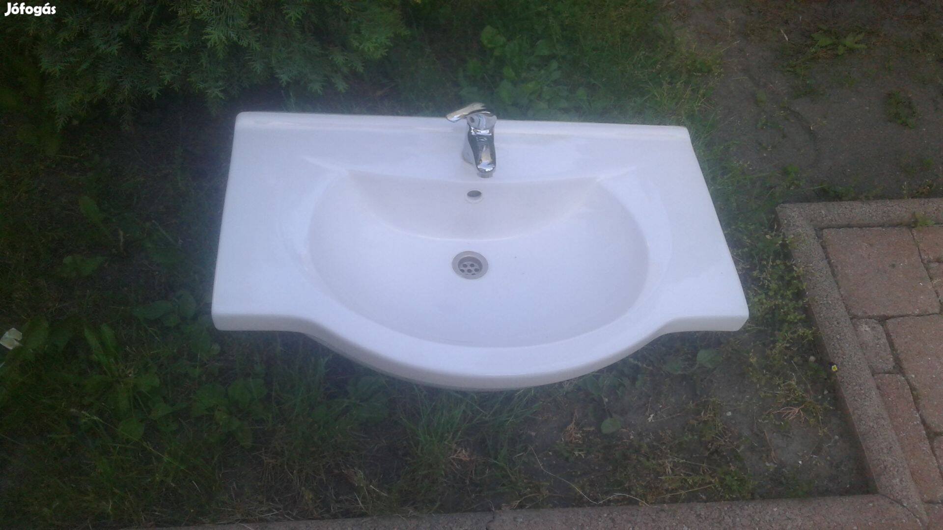 Többféle méretű mosdó