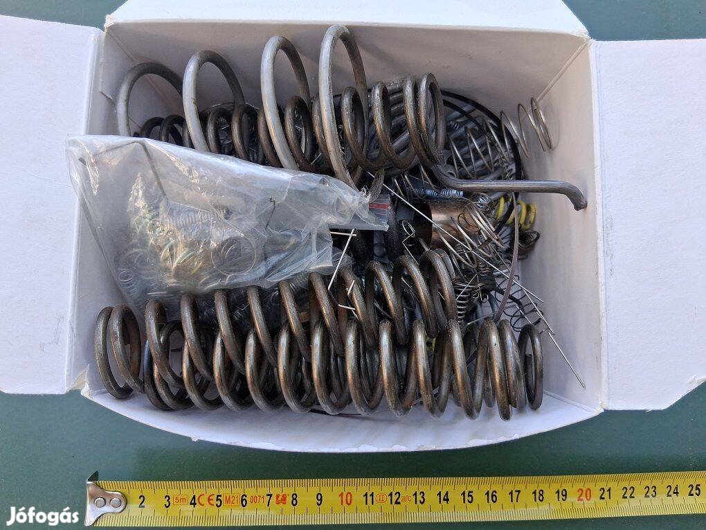 Többszáz rugó acélrugó