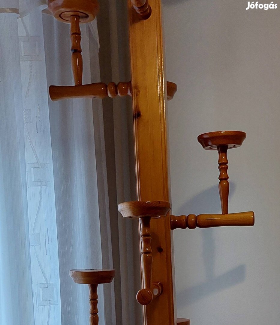 Többszintes fa virágtartó szép állapotban eladó.