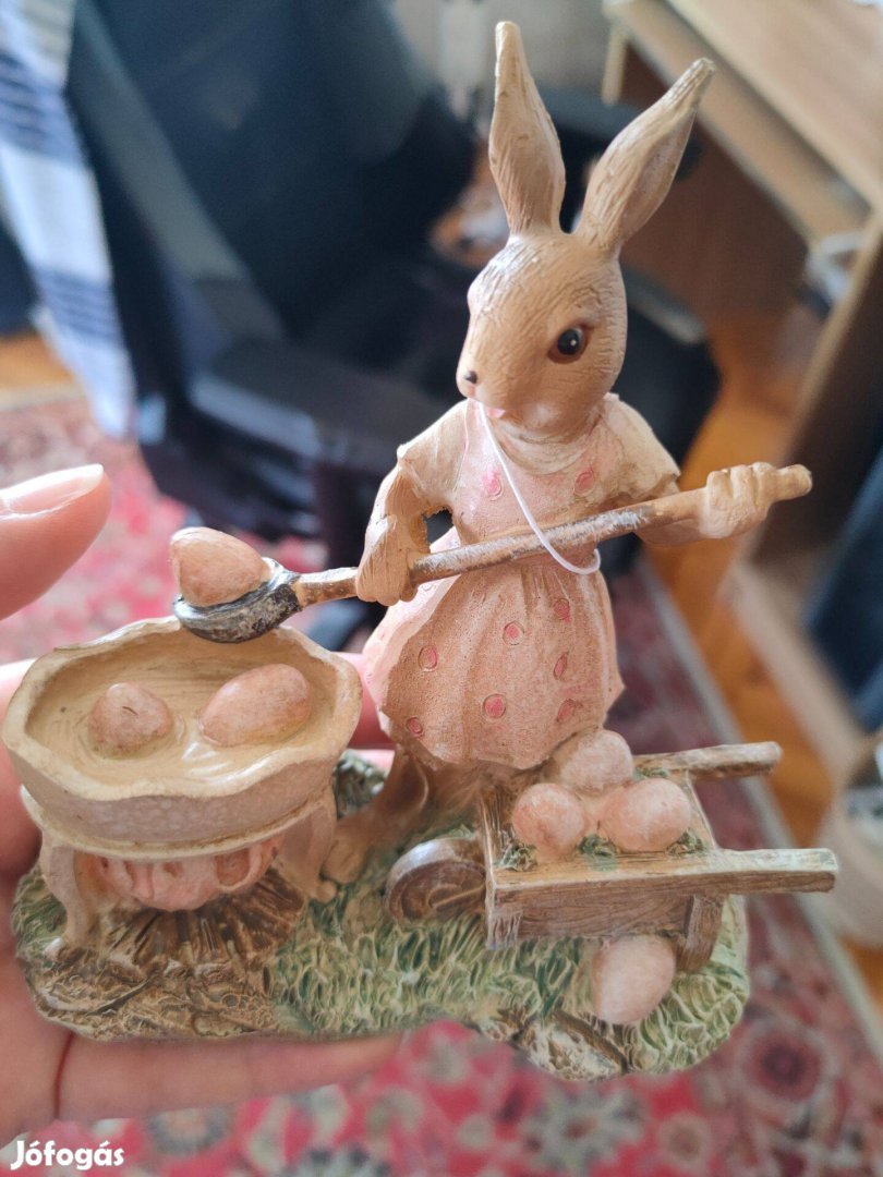Tojásokat festő nyuszimama figura