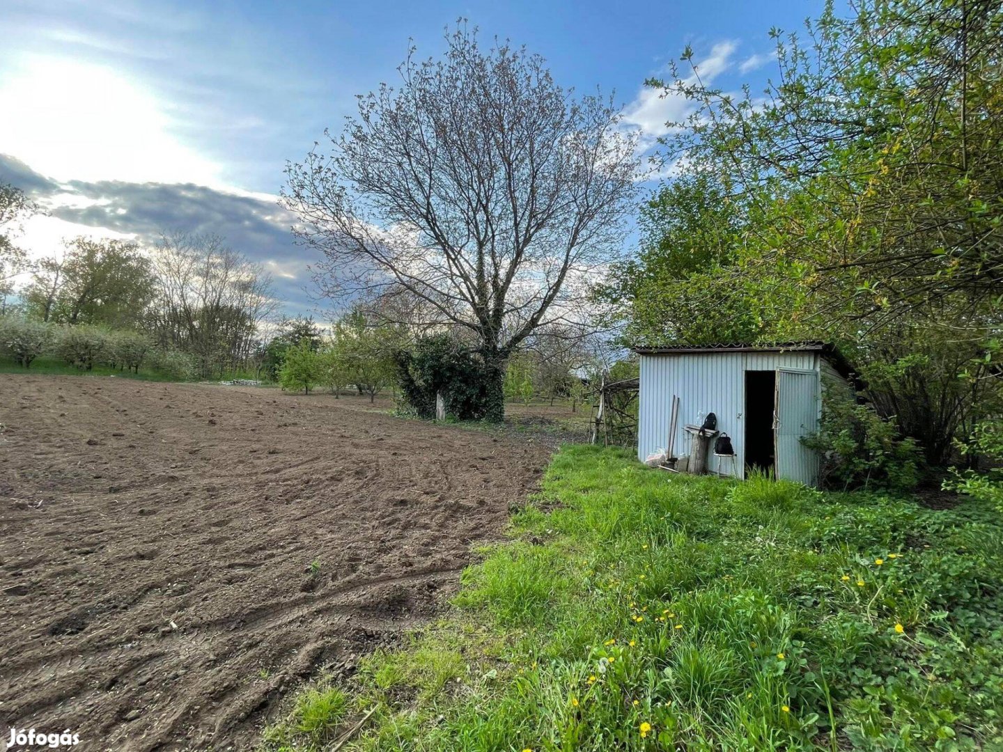 Tokaji úttól 100 méterre található közművesített telek eladó!