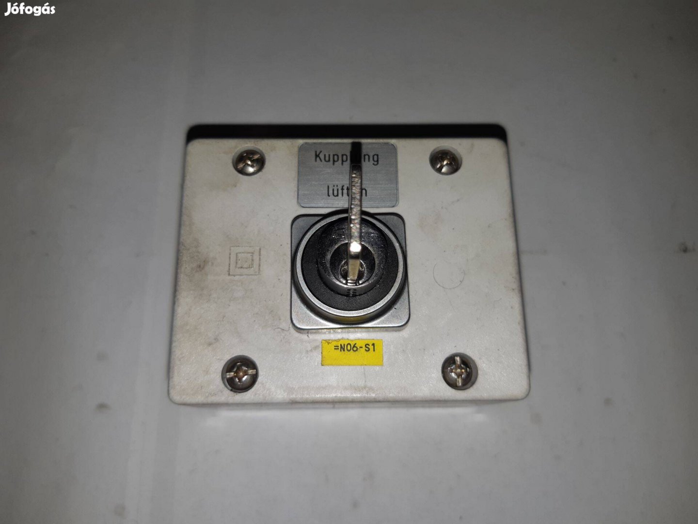 Tokozott kulcsos gomb /58