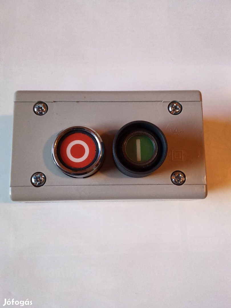 Tokozott nyomógomb Ki - Be. Új.