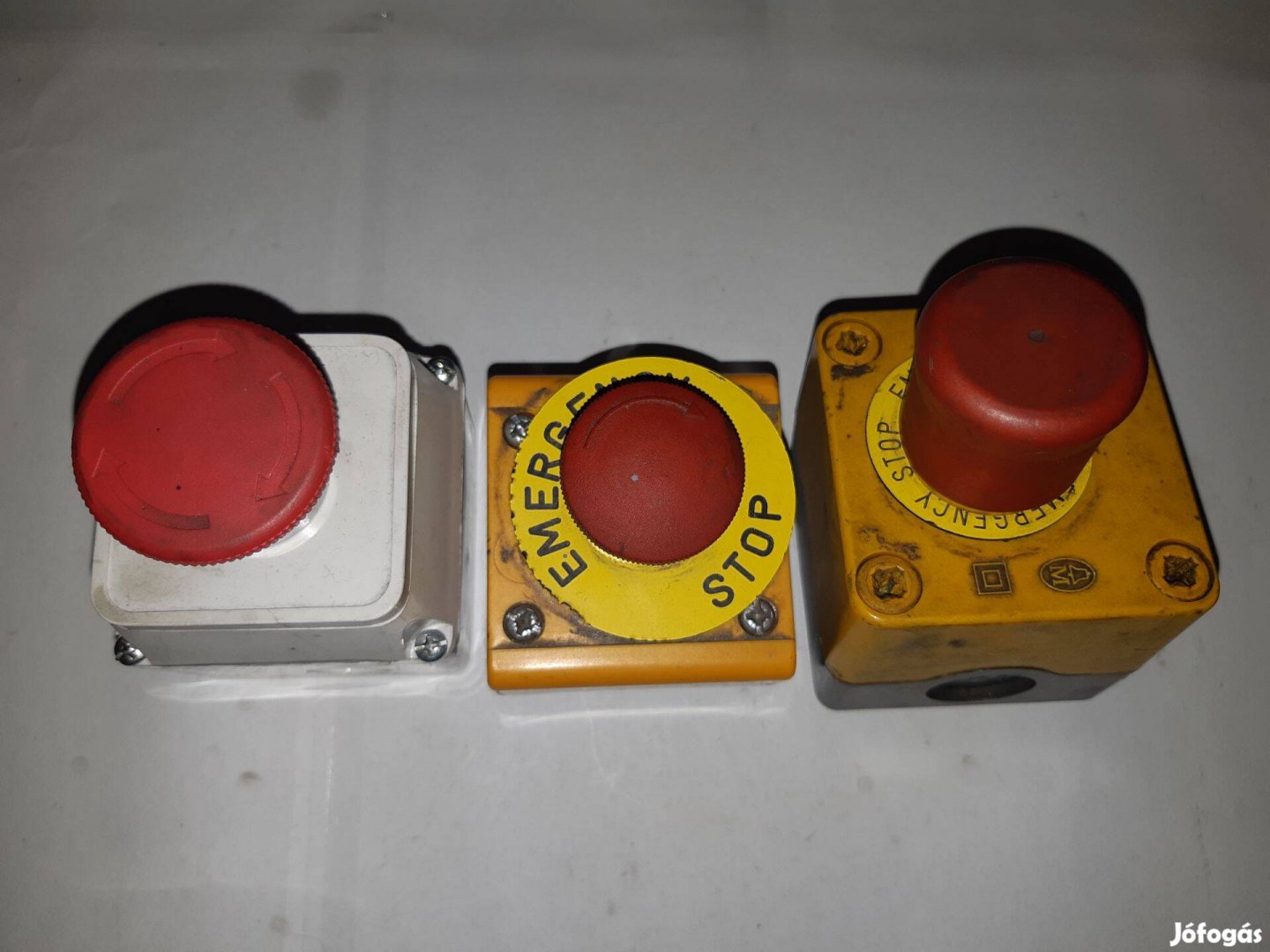 Tokozott vészgomb csomag /59