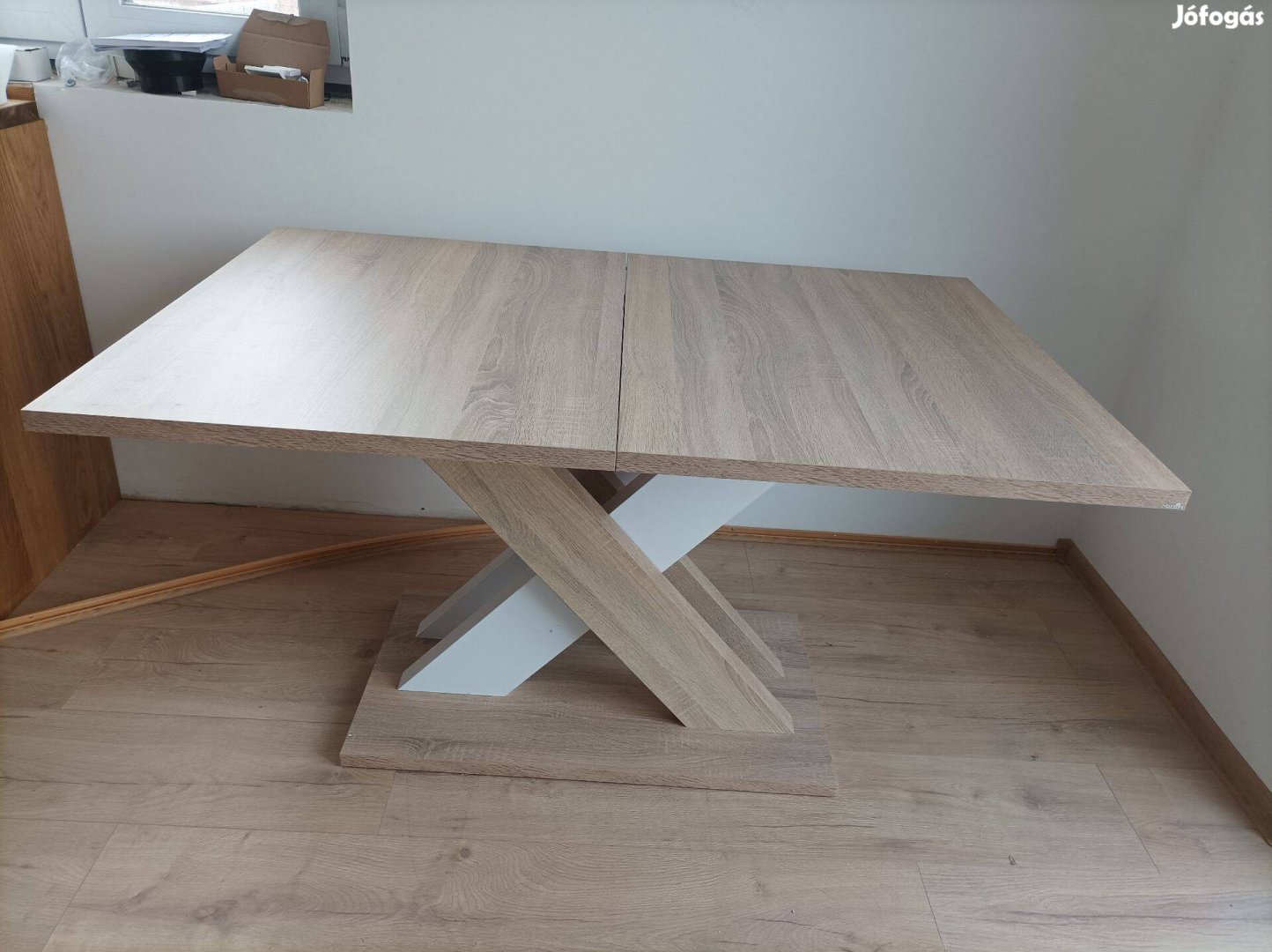 Tölgy/Fehér Matt - 180 cm-re Bővíthető Kompakt Elegáns Asztal!
