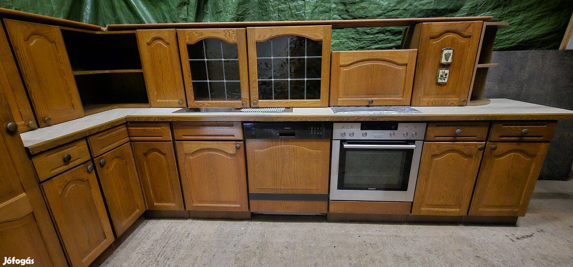 Tölgy frontos konyhabútor gépekkel , konyha szekrény bútor