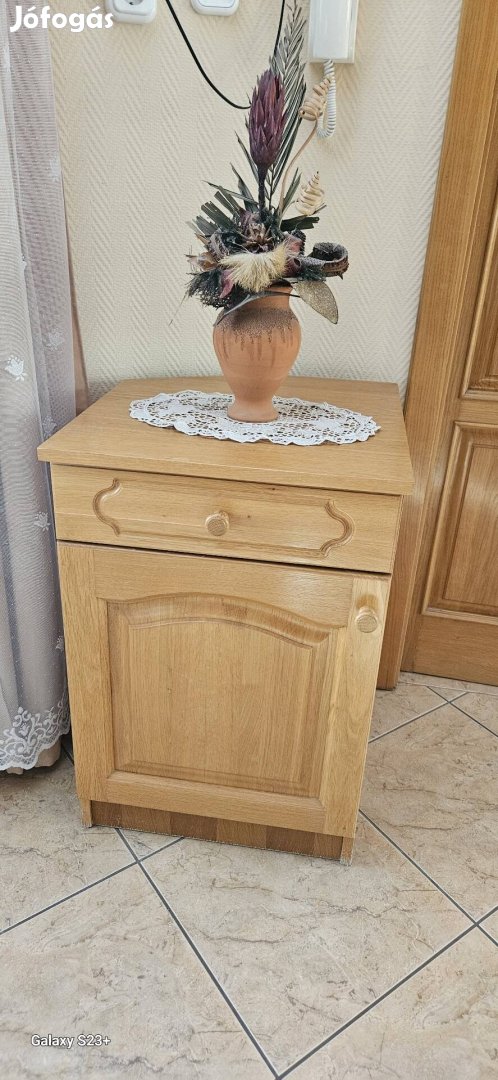 Tölgy frontú kisebb szekrény eladó Hajdúnánáson.
