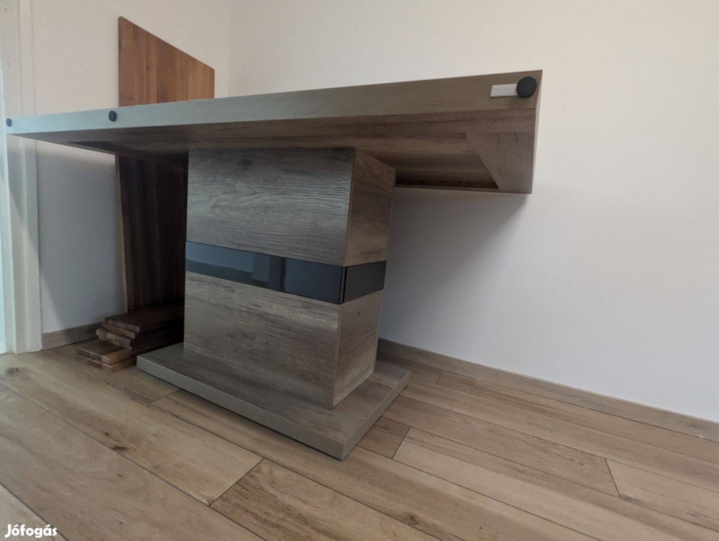 Tölgy jellegű design asztal hibátlan állapotú! 90x140 cm