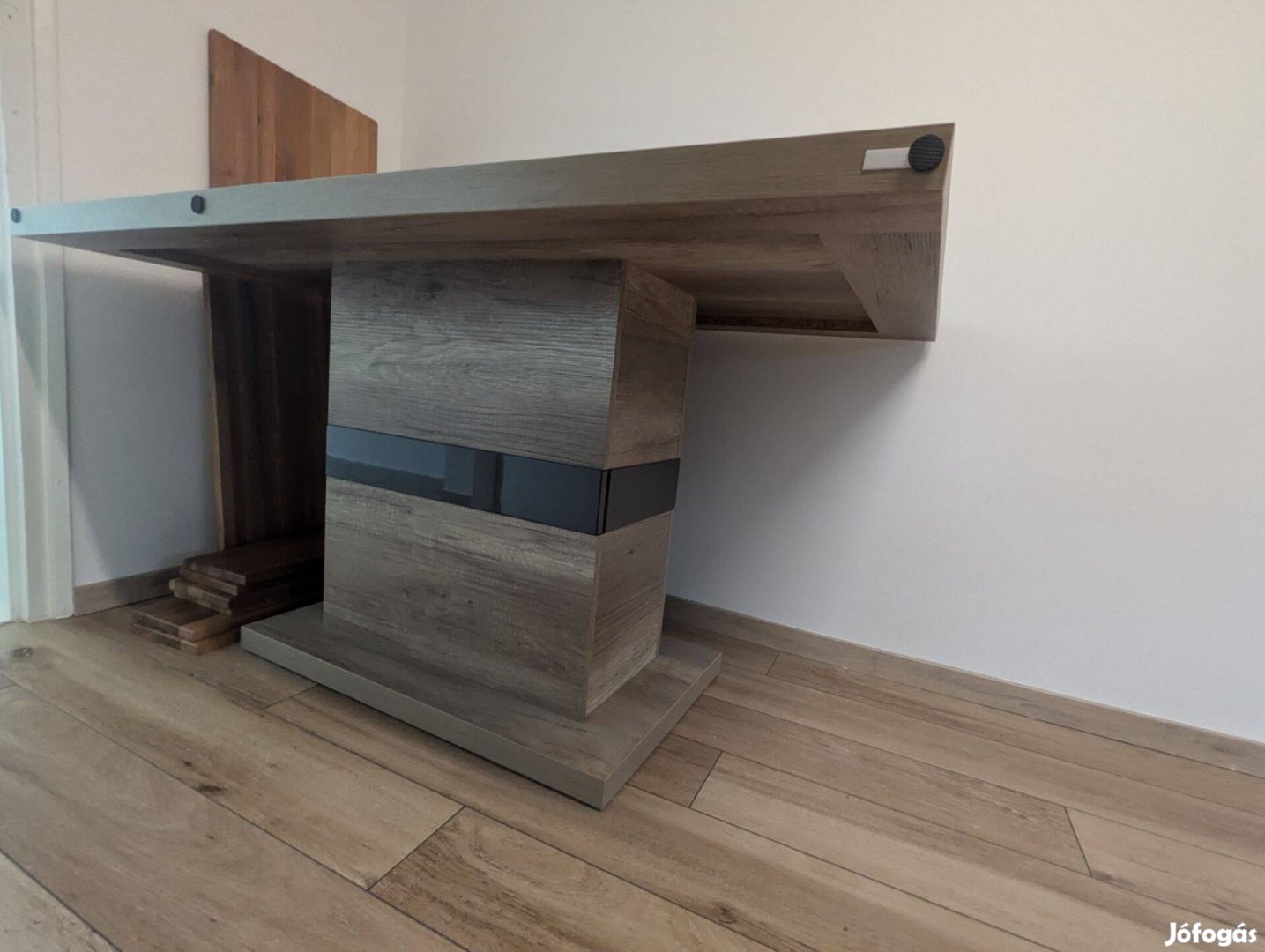 Tölgy jellegű designer asztal új!