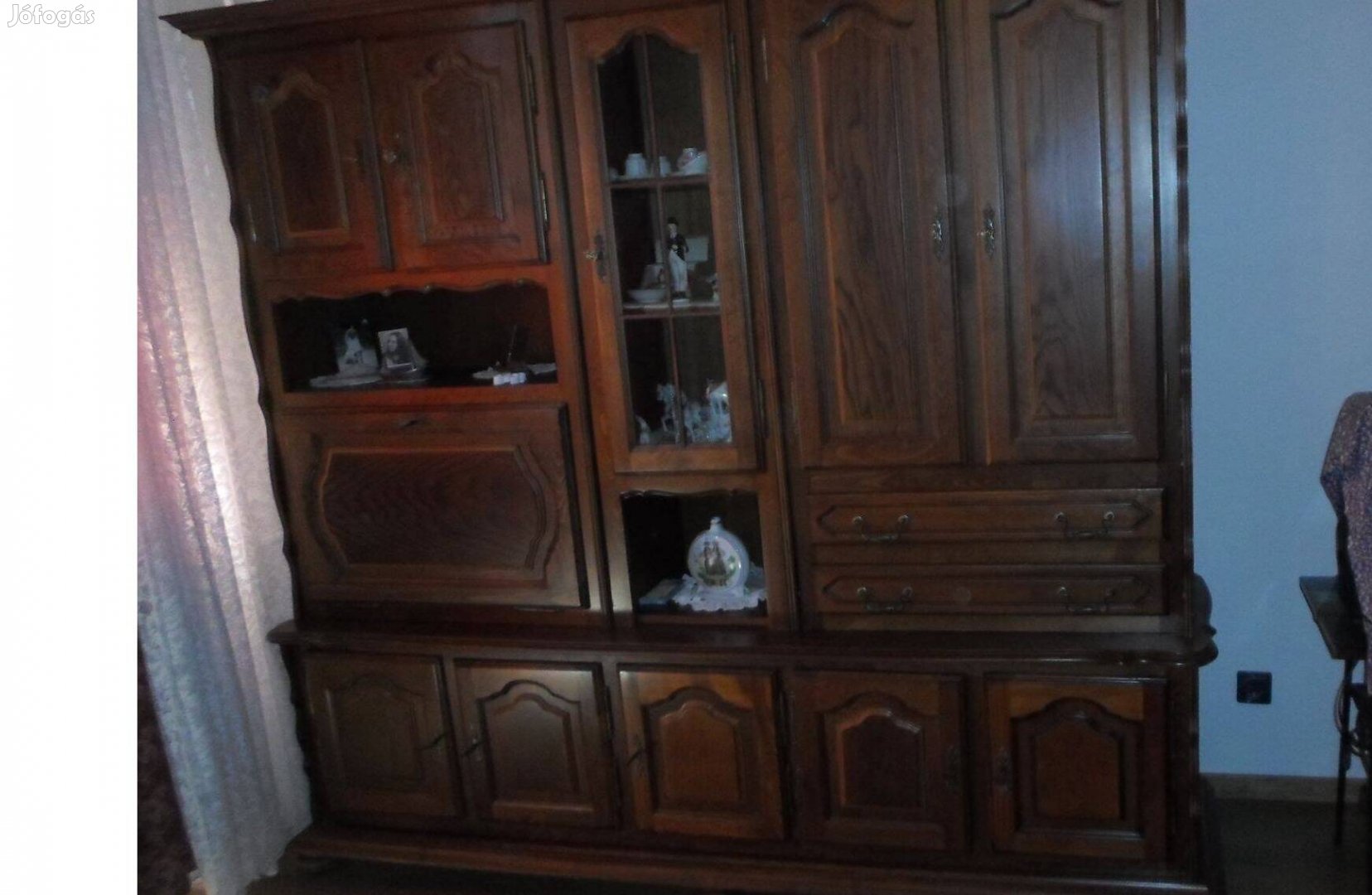 Tölgyfából készült faragott szekrény