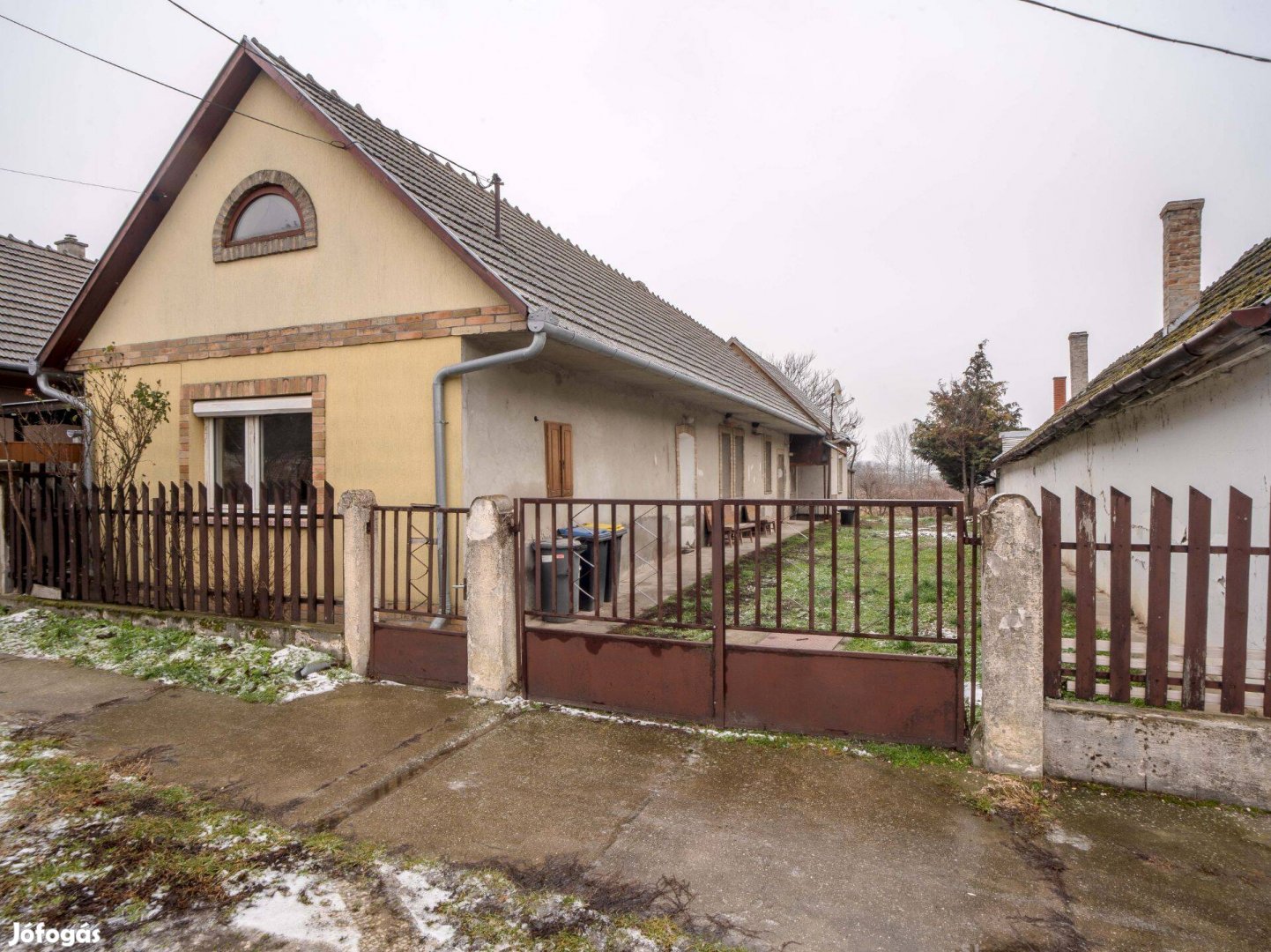Tolna-Mözs, Szent István utca, azonnal birtokba vehető 110 m2-es csalá
