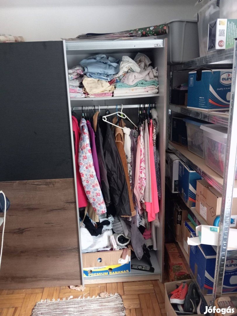 Tolóajtós gardrób szekrény