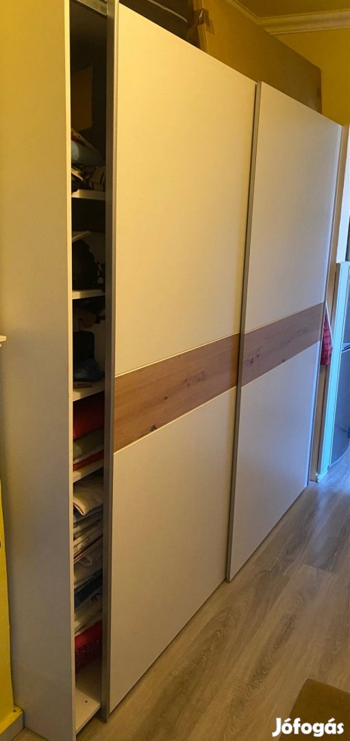 Tolóajtós gardróbszekrény