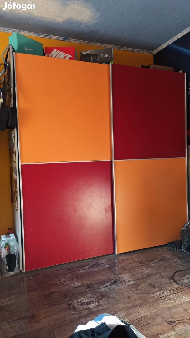 Tolóajtós szekrény