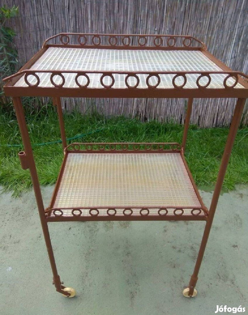 Tologatható fém polc műanyag kerekekkel Egyedi gyártott