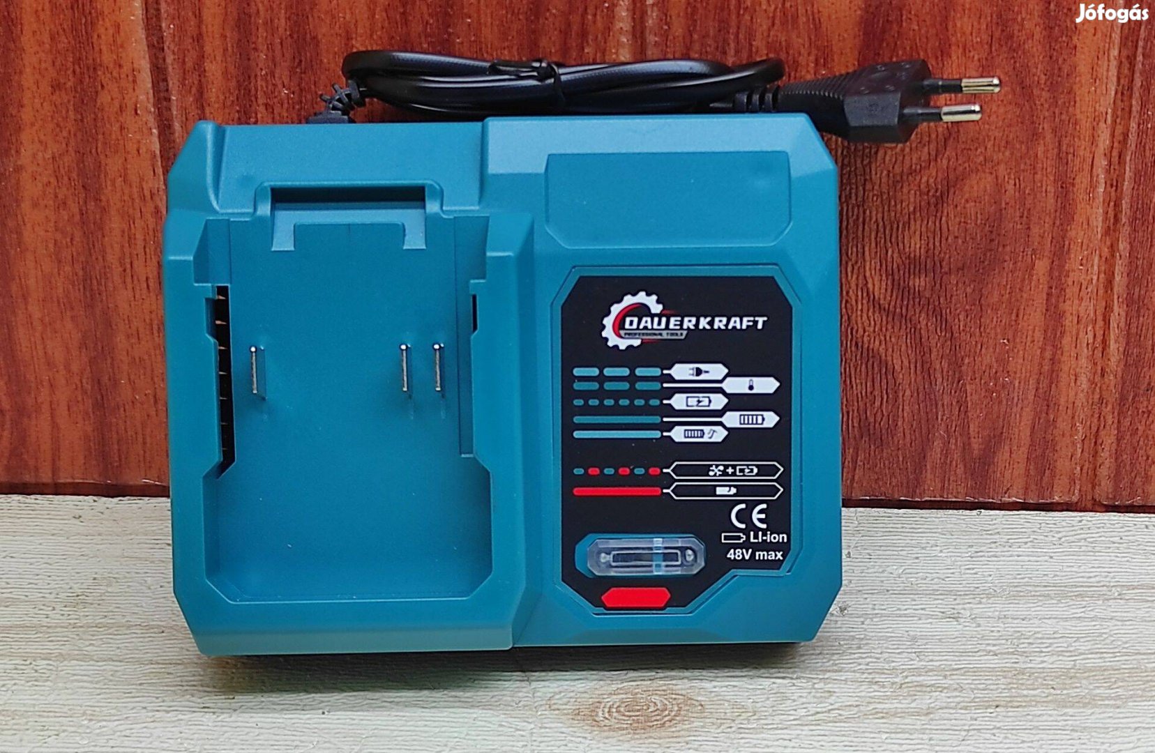 Töltőpad 21 voltos Lítium ion akkumulátoros kéziszerszámok