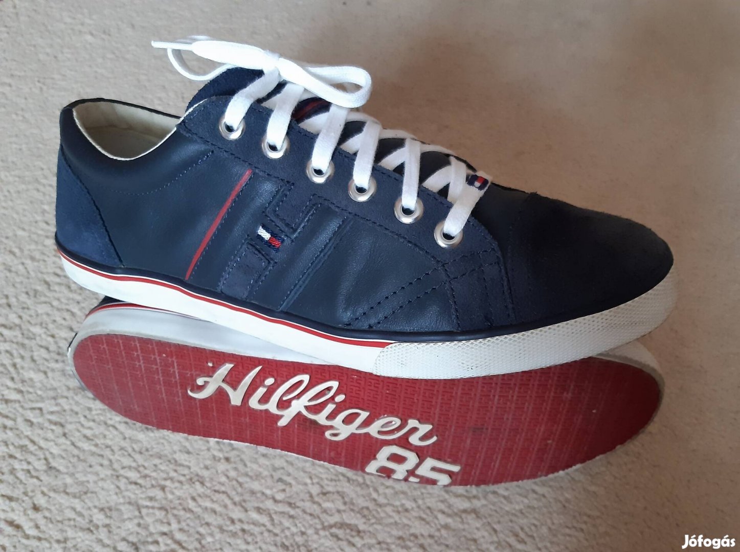 Tommy Hilfiger 41-es bőr tornacipő, sötétkék, hibátlan, újszerű.