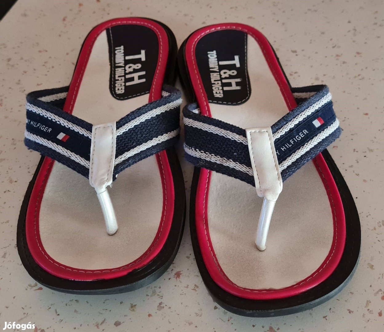 Tommy Hilfiger bőr utcai és strandpapucs (flip)