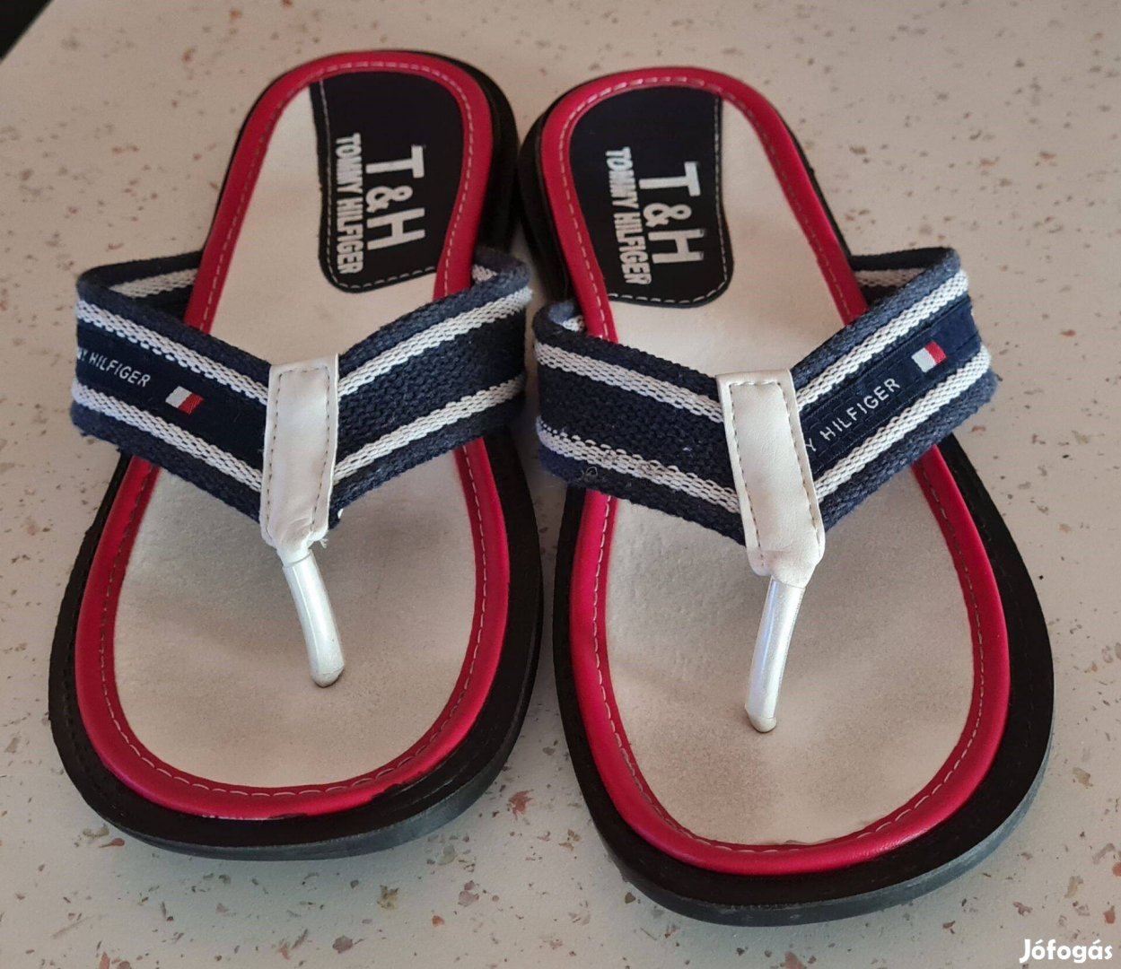 Tommy Hilfiger bőr utcai és strandpapucs (flip)