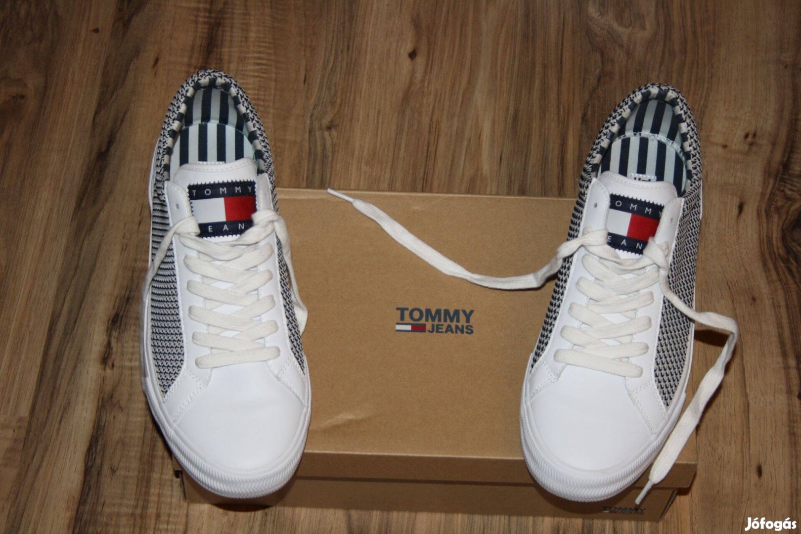 Tommy Hilfiger eredeti férfi cipő 43 as új dobozban