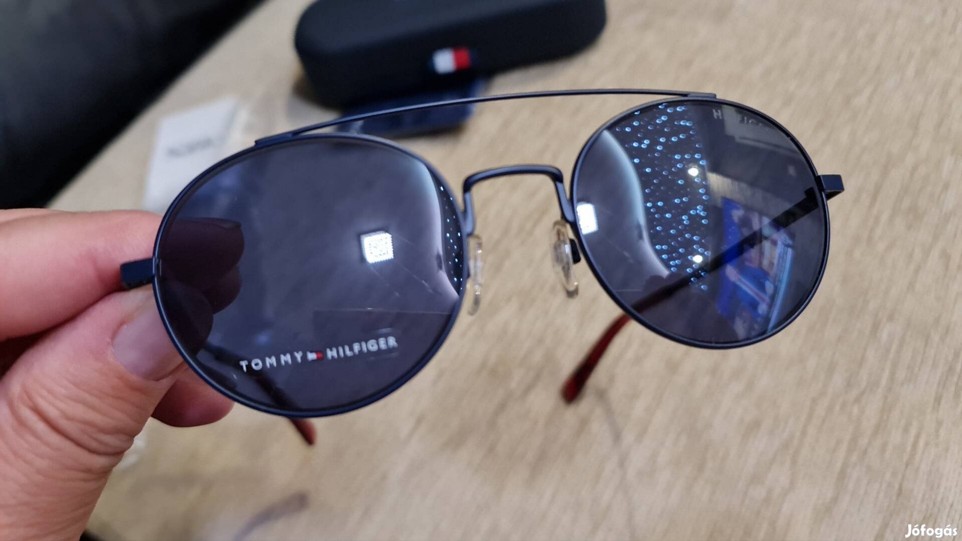 Tommy Hilfiger napszemüveg (Új) eladó!