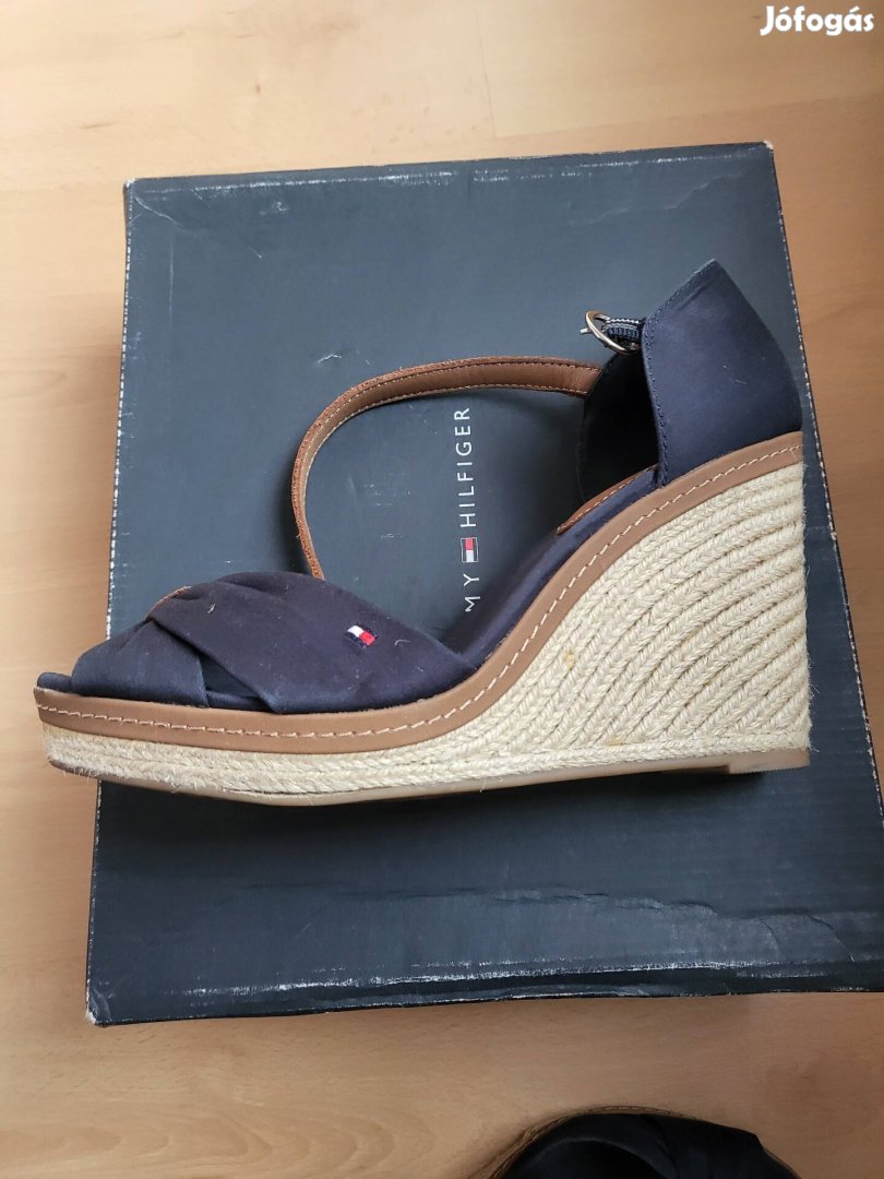 Tommy Hilfiger női telitalpas szandál 