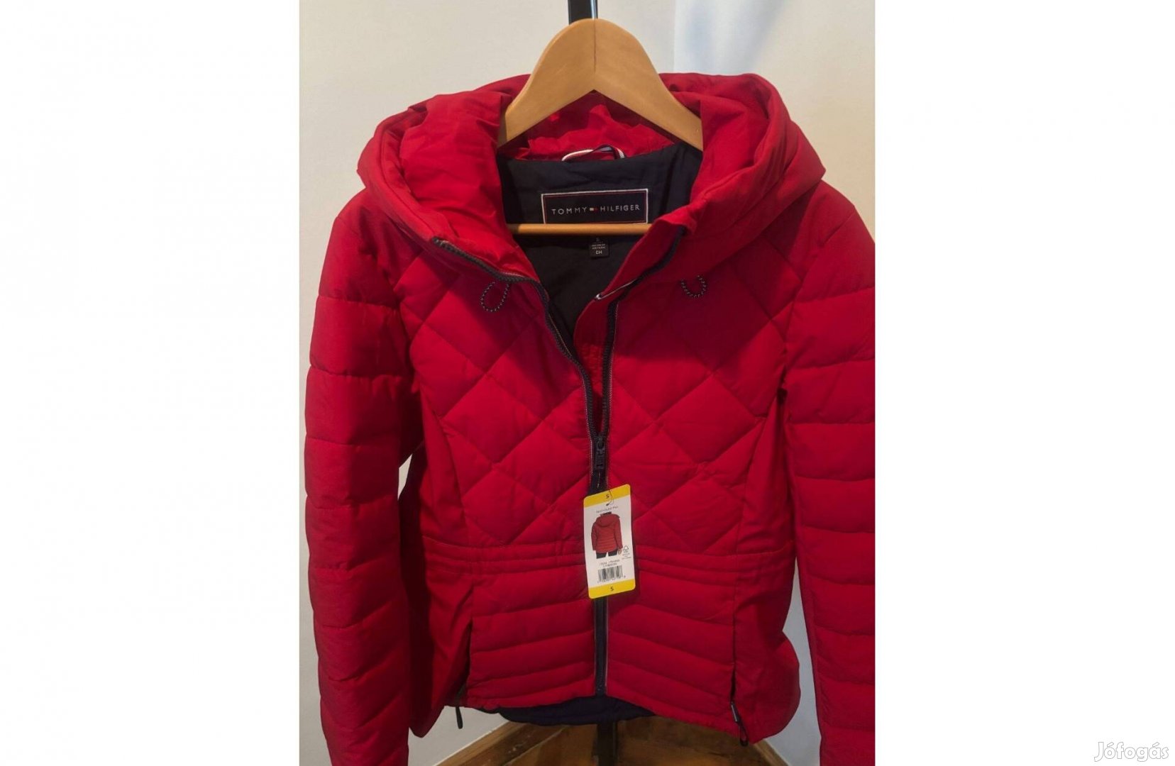 Tommy Hilfiger új piros steppelt kabát
