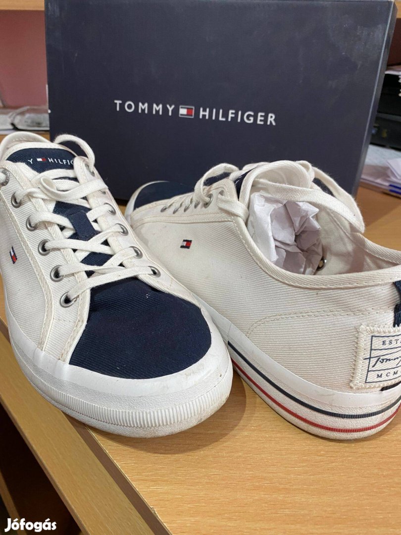 Tommy Hilfiger utcai cipő 42-es méretben