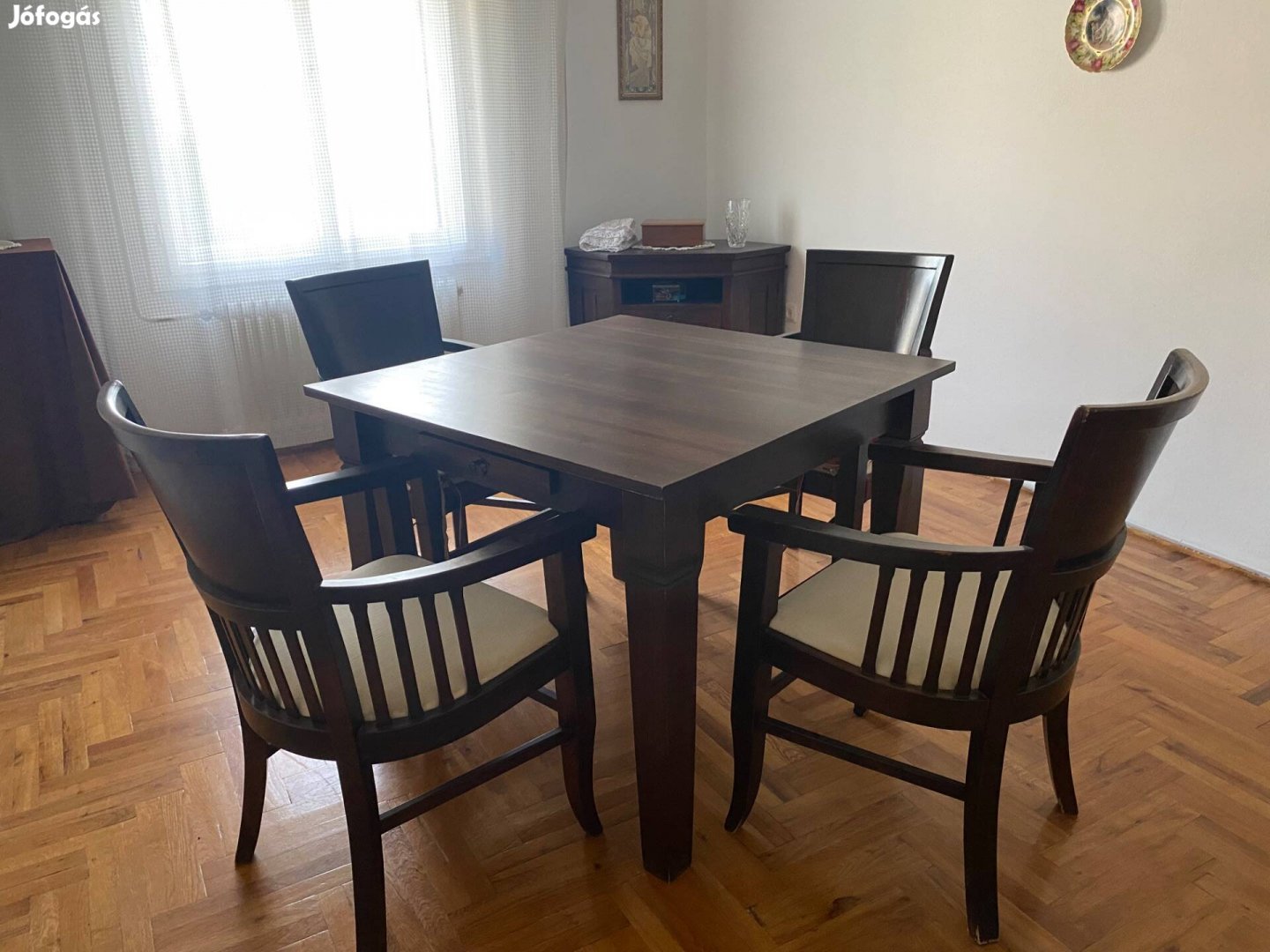 Tömör akácfa étkező asztal (100x100cm) 4 db karosszékkel