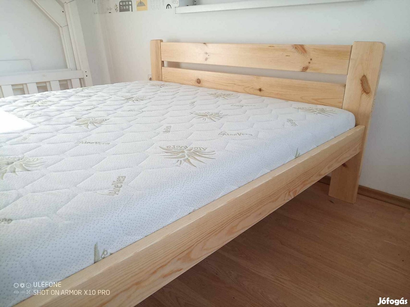 Tömör borovi fenyő ágy, ágyráccsal, matraccal, 160x200-as eladó