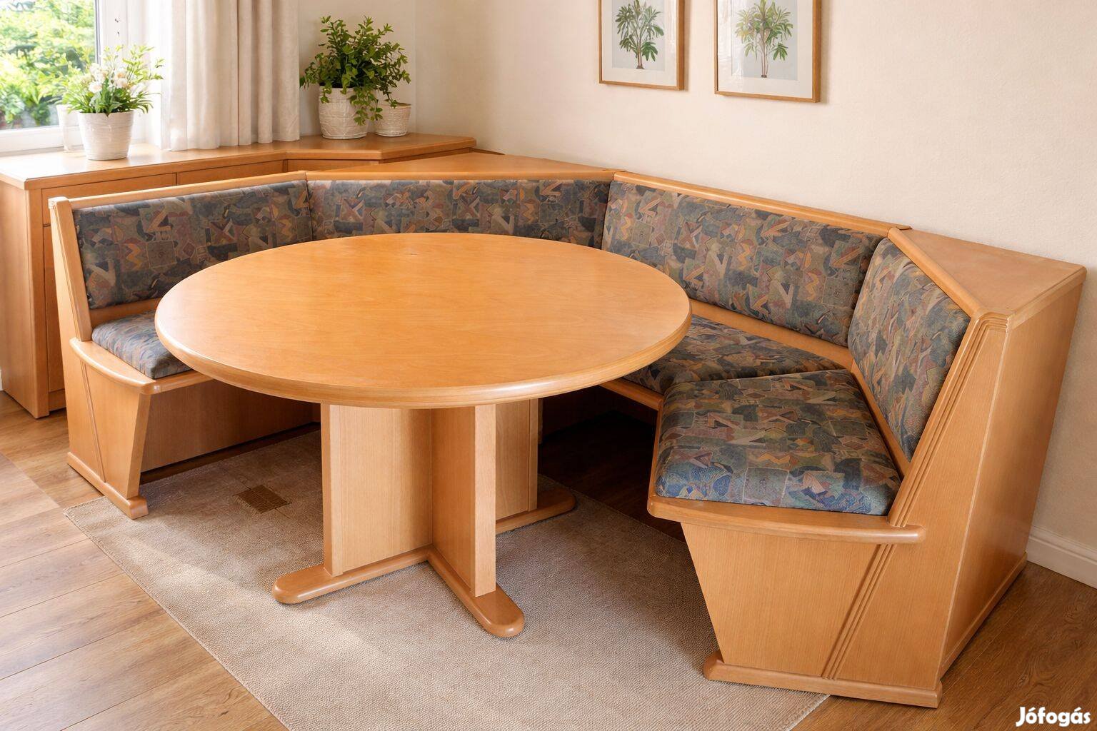 Tömör bükkfa sarok étkező kerek asztallal, megkímélt