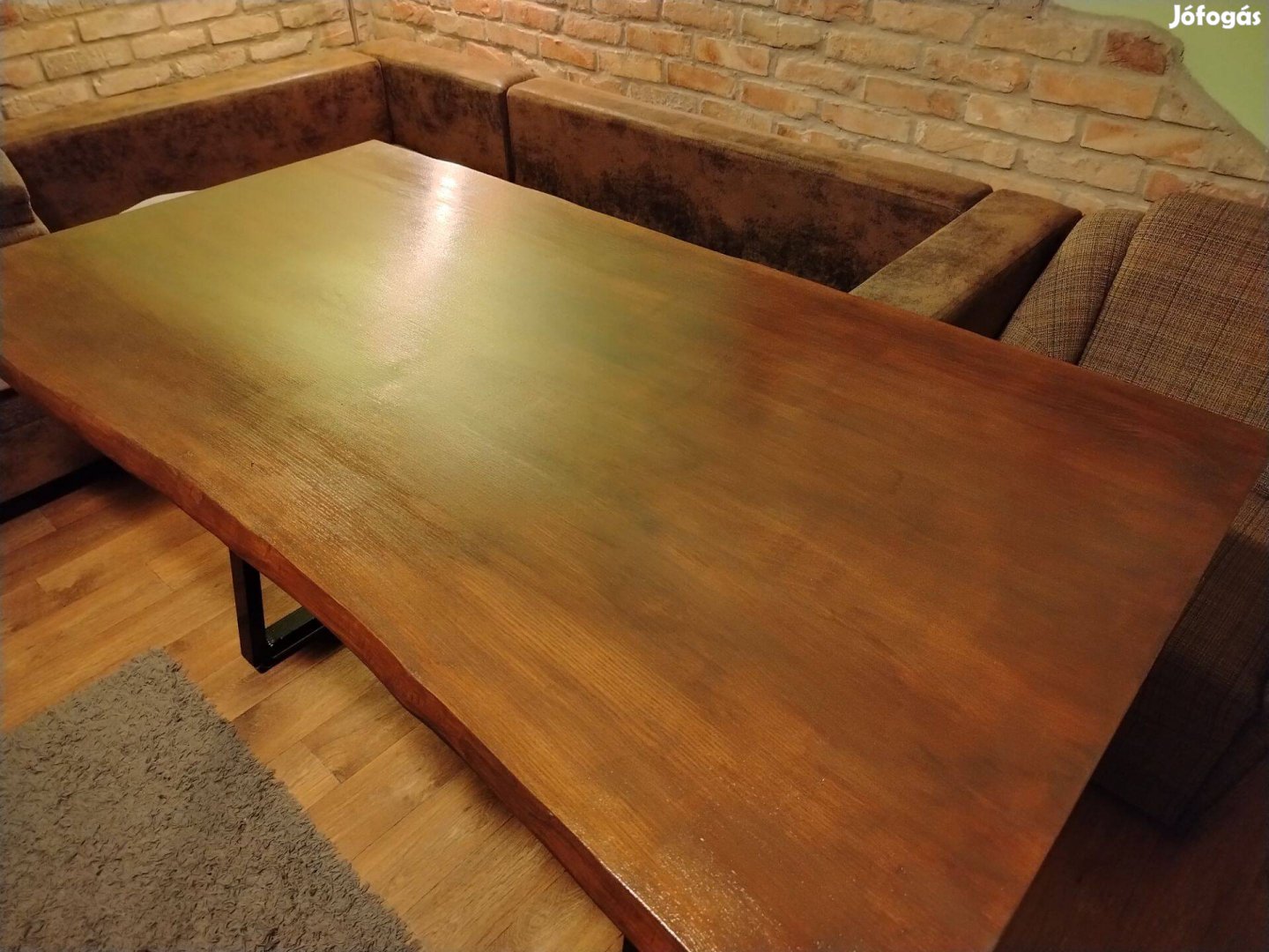 Tömör fa asztal fém lábakkal