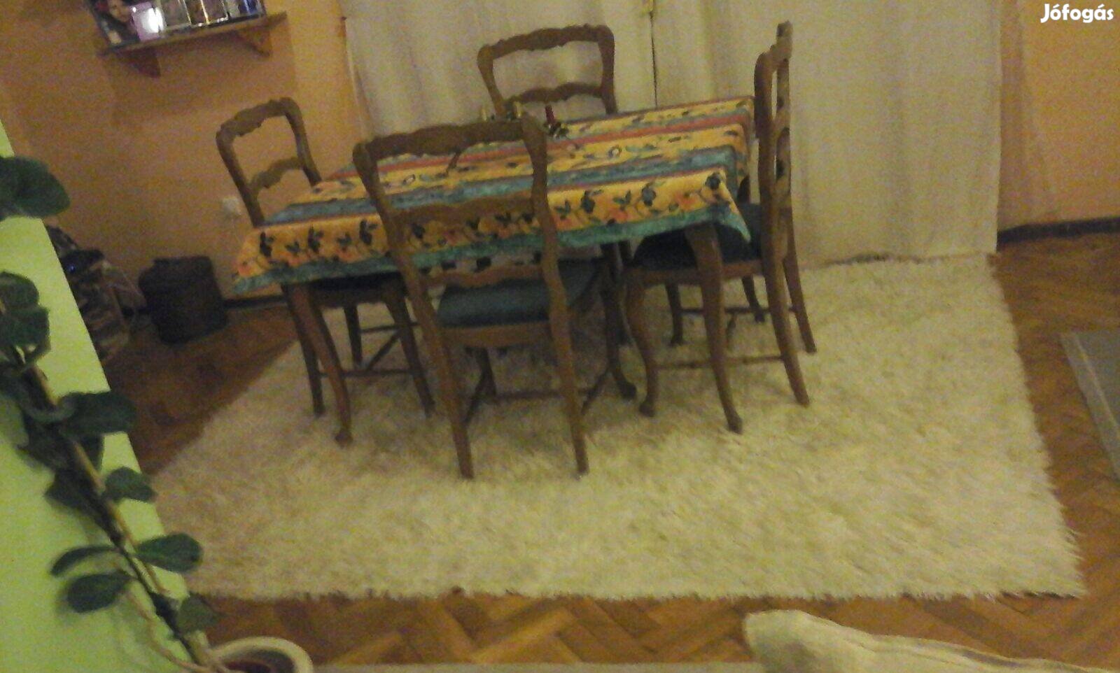 Tömör fa asztal kárpitozott székekkel