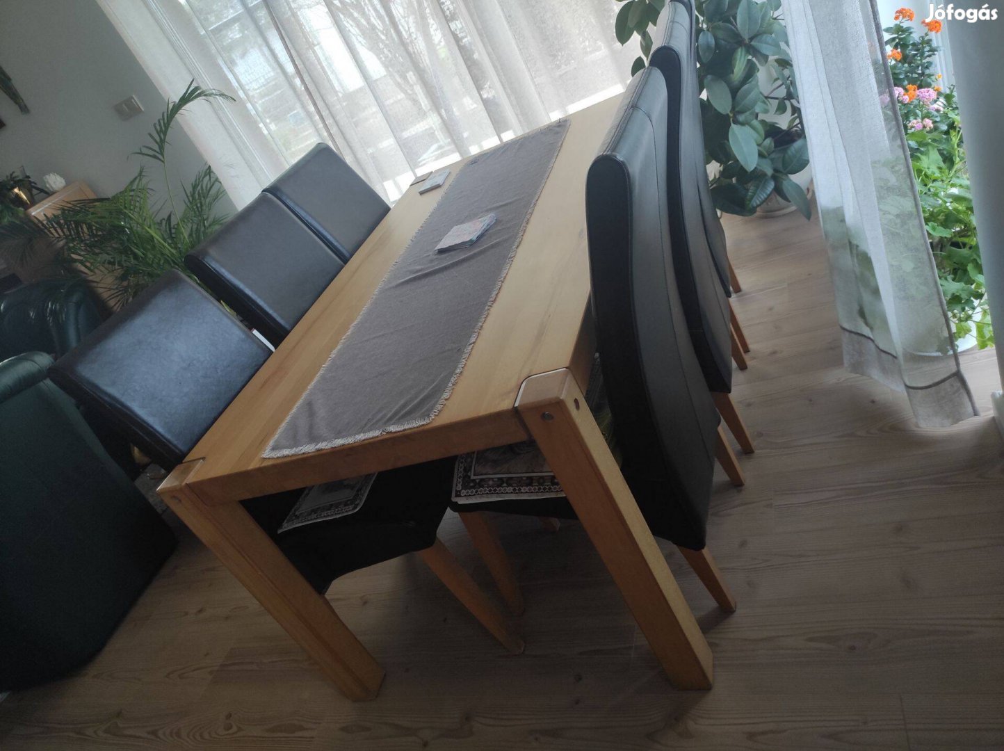 Tömör fa étkezőasztal hat székkel, vagy külön eladó újszerű állapotban